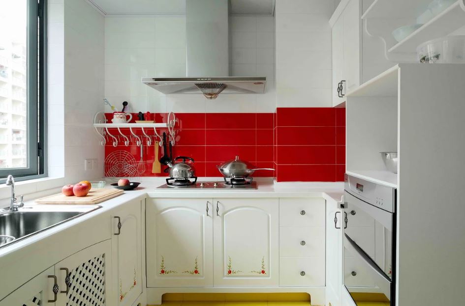 Grembiule rosso in una cucina bianca
