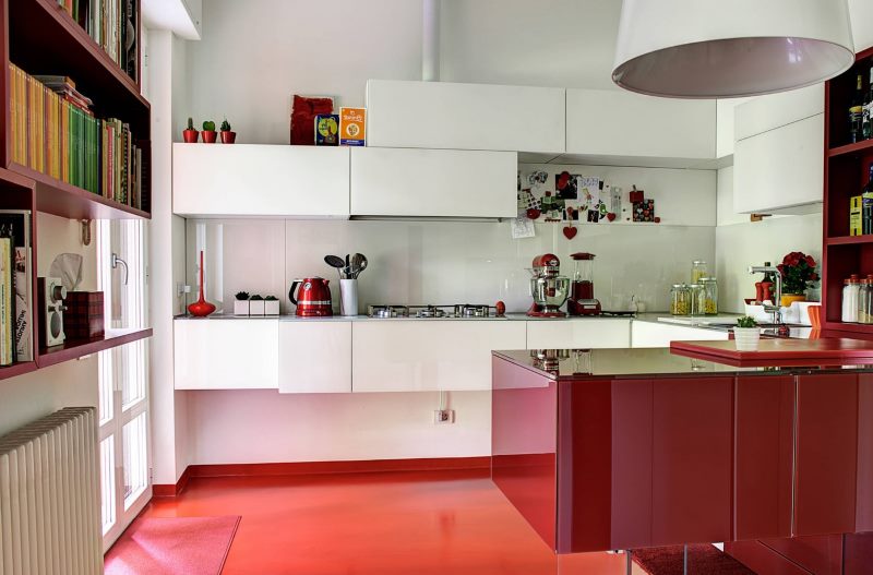 Interiore della cucina con pavimento rosso