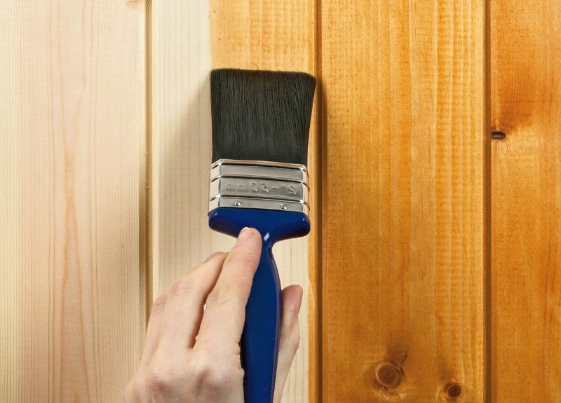 Varnishing the wooden surface of wall panels
