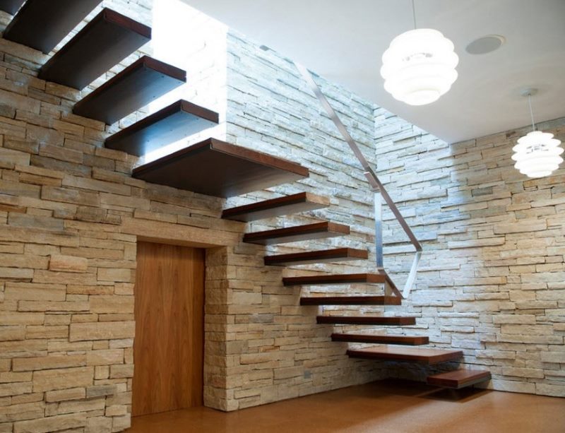 Escalier escalier au mur avec garniture en pierre naturelle
