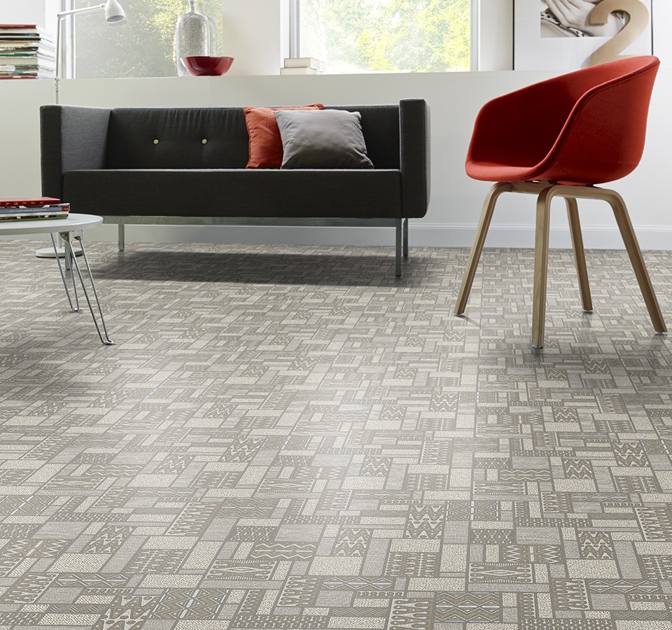 Linoleum grigio nel design del pavimento del soggiorno