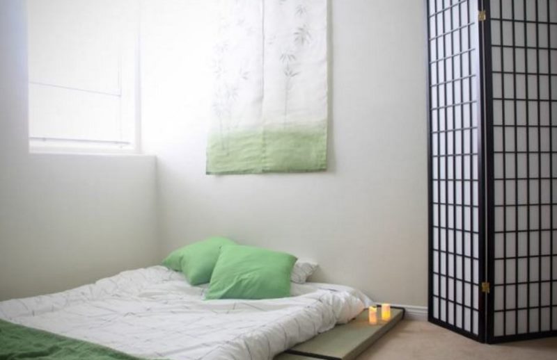 Luminosa camera da letto con un materasso sul pavimento