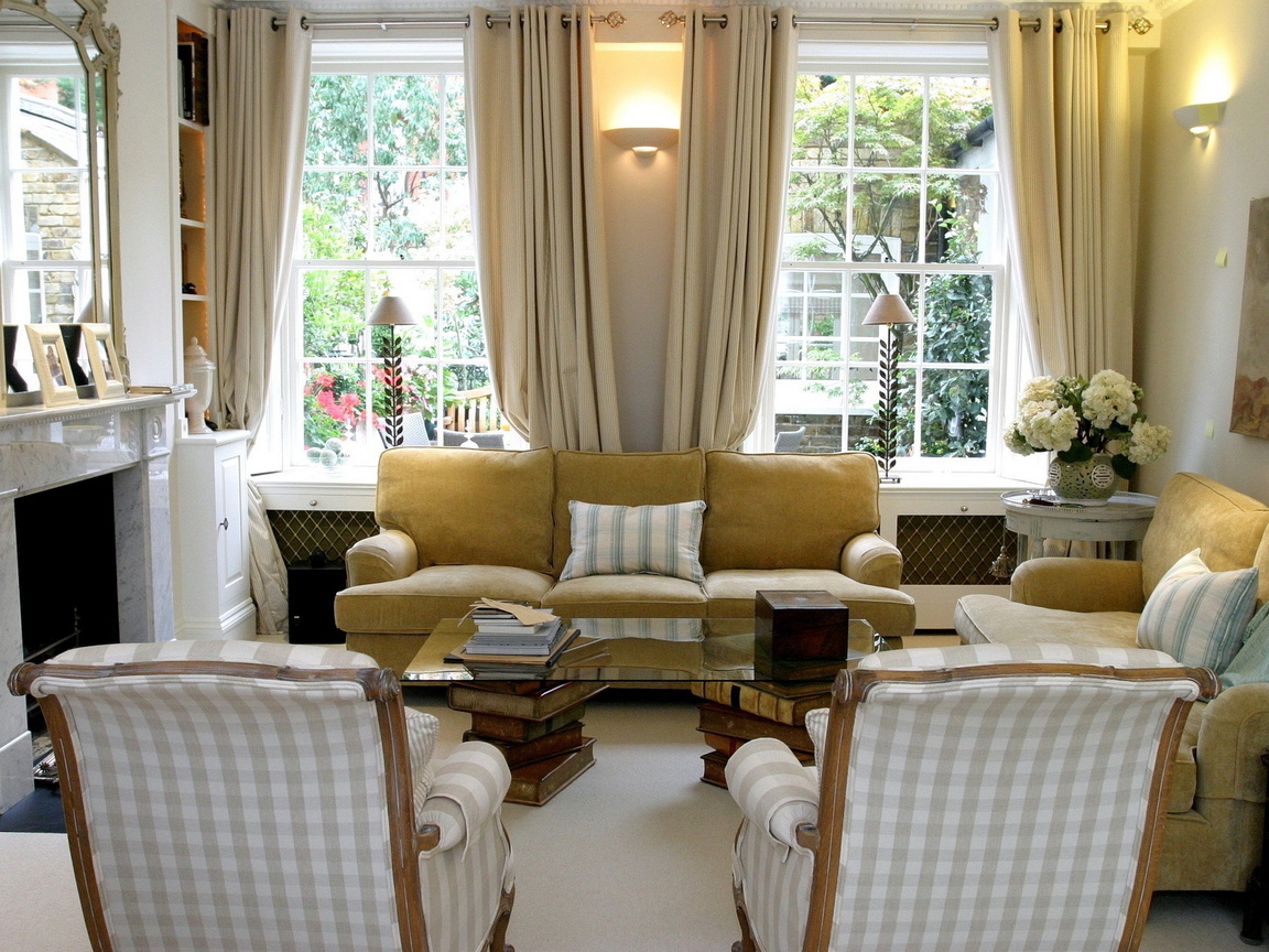 Lampade decorative in un soggiorno con due finestre