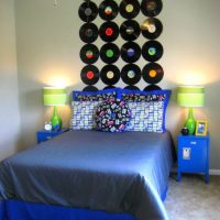 Wall decoration with vinyl records