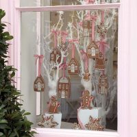 Fenêtre d'une maison privée avec des décorations de fête