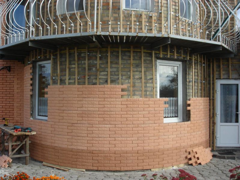 Finition de la façade de la maison avec des panneaux de maçonnerie