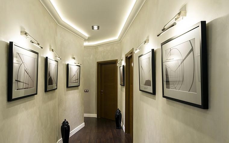 Éclairage LED de peintures dans un long couloir