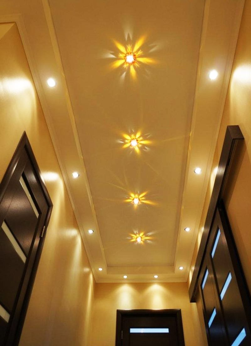 Photo d'un plafond de couloir étroit avec des lumières intégrées