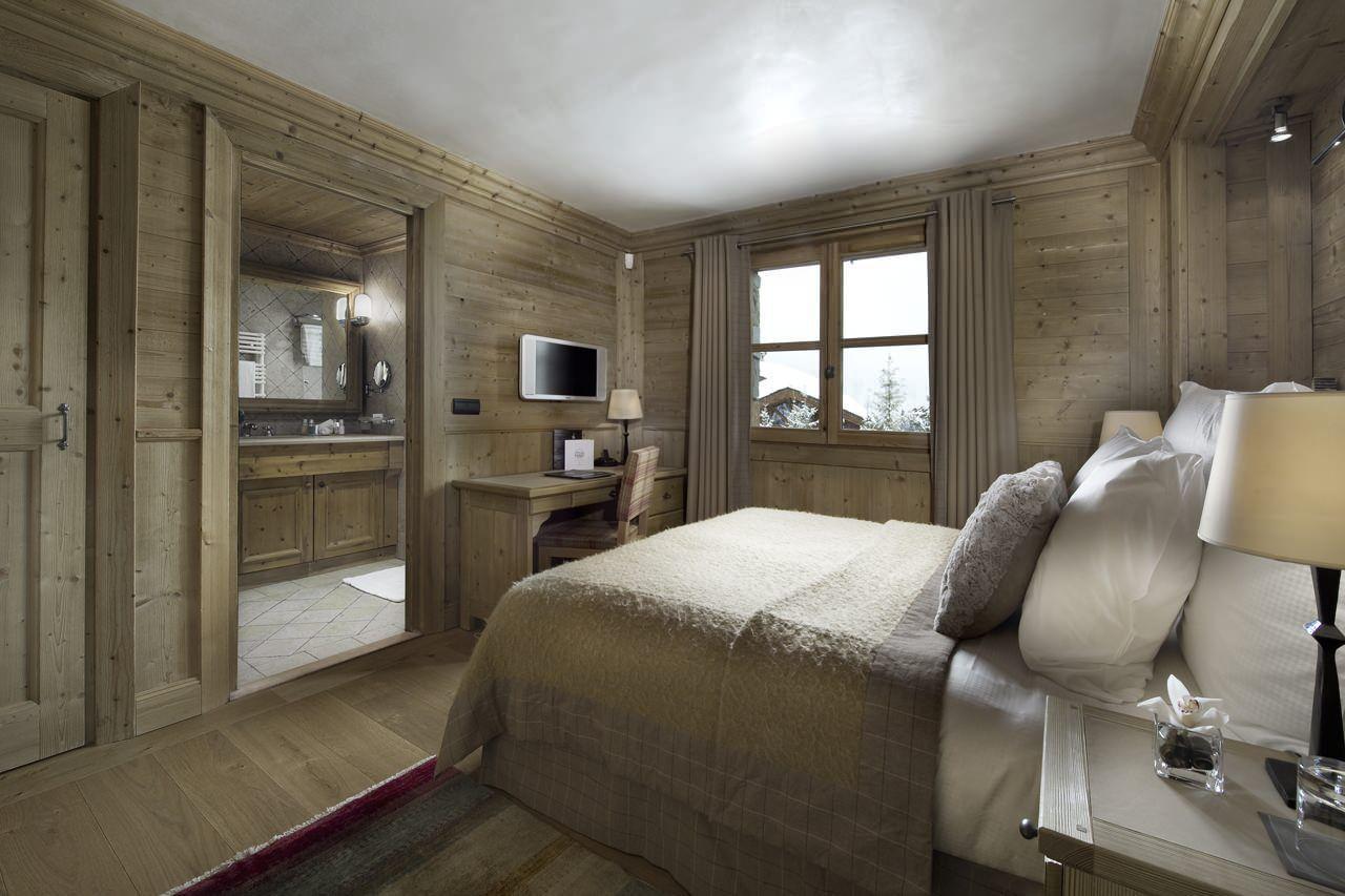 Soffitto grigio della camera da letto con finiture in legno