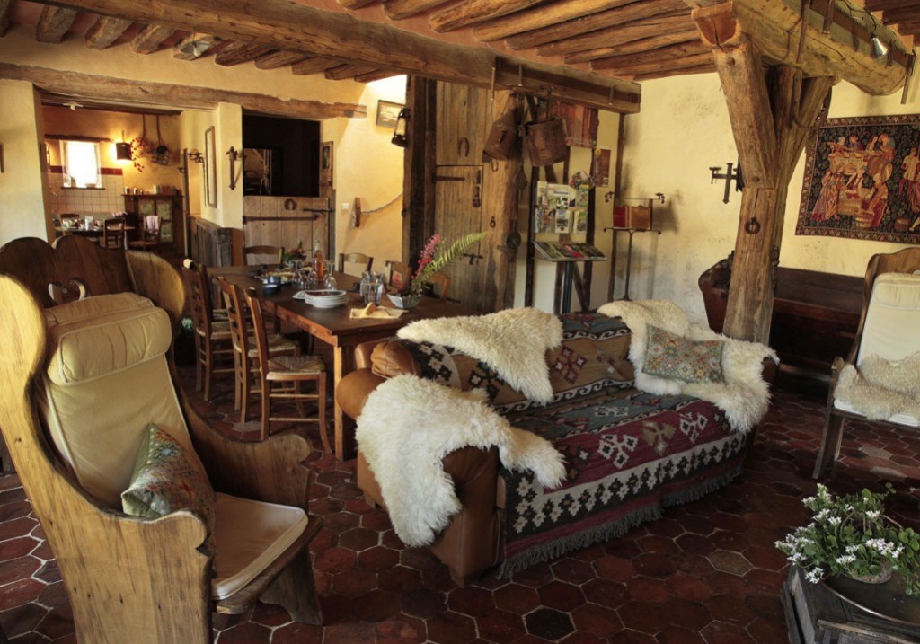 Pelli di animali bianchi su un divano in un salotto di una casa in legno