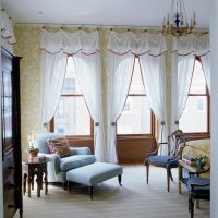 Finestre del soggiorno con tende in tulle trasparente italiano