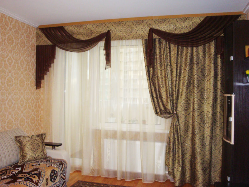 Asymmetric curtains with lambrequin in the design of the hall
