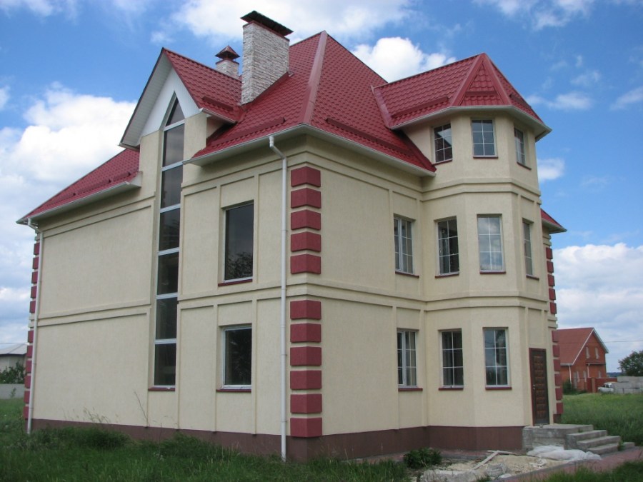 Maison à deux étages avec grenier et façade peinte