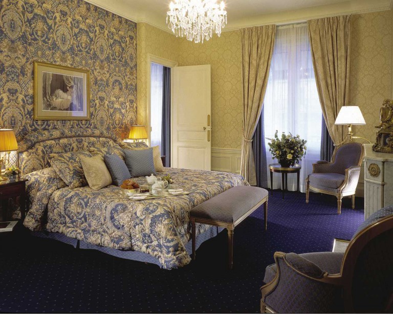 Kombinacija tapeta i posteljine u klasičnoj spavaćoj sobi
