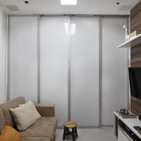 Extendable aluminum partition with frosted glass