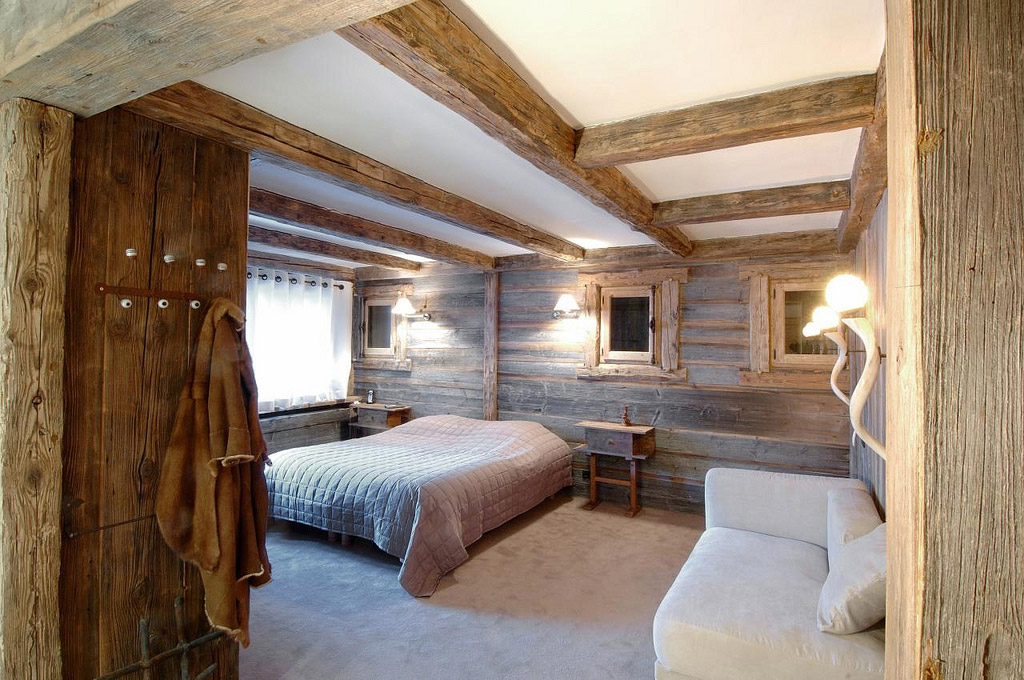 Bright ceiling in a chalet-style bedroom