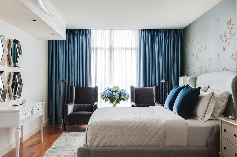 Tende blu scuro nel design della camera da letto