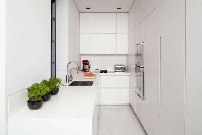 Disposition minimaliste d'une cuisine allongée