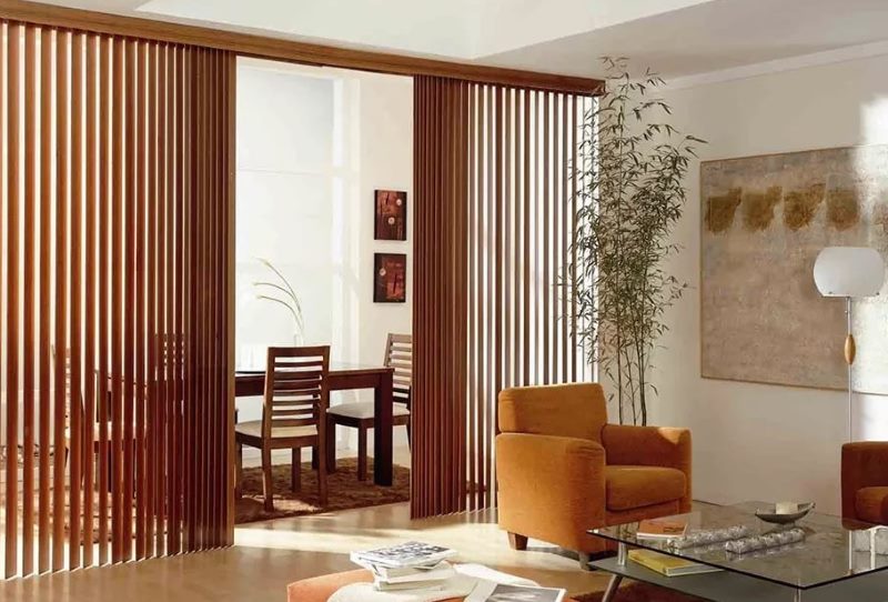 Zoning of the kitchen-living room with vertical blinds