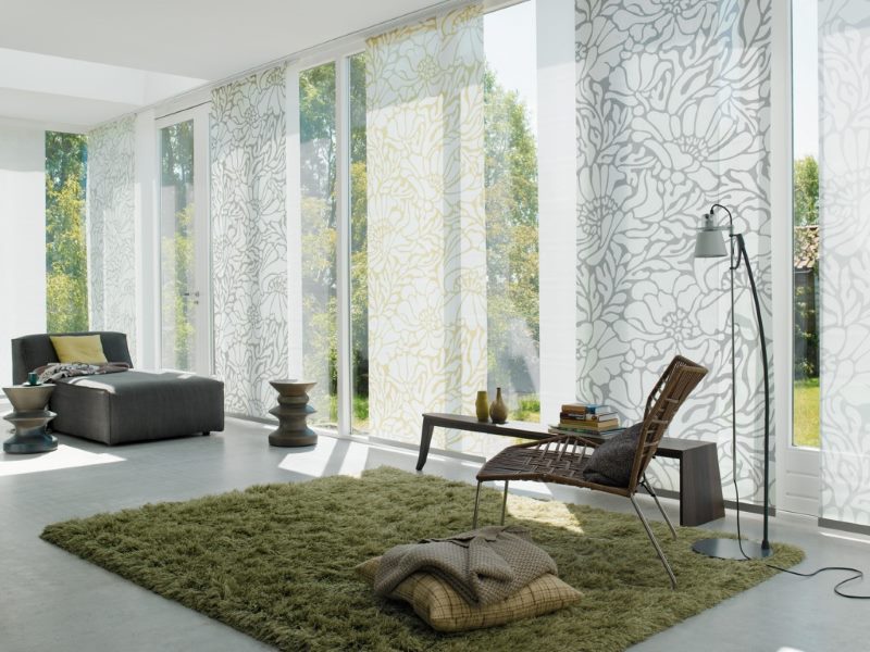 Lightweight Japanese curtains in the spacious living room