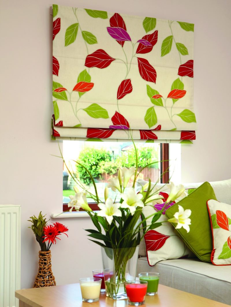 Bright Roman curtains combined with textile pillows