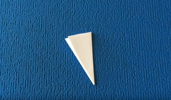 Triangle de papier sur fond bleu