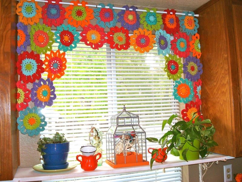 Virtuvės lango dekoravimas su spalvotomis servetėlėmis iš sriegio