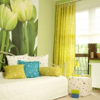 Papiers peints dans la salle avec des tulipes vertes