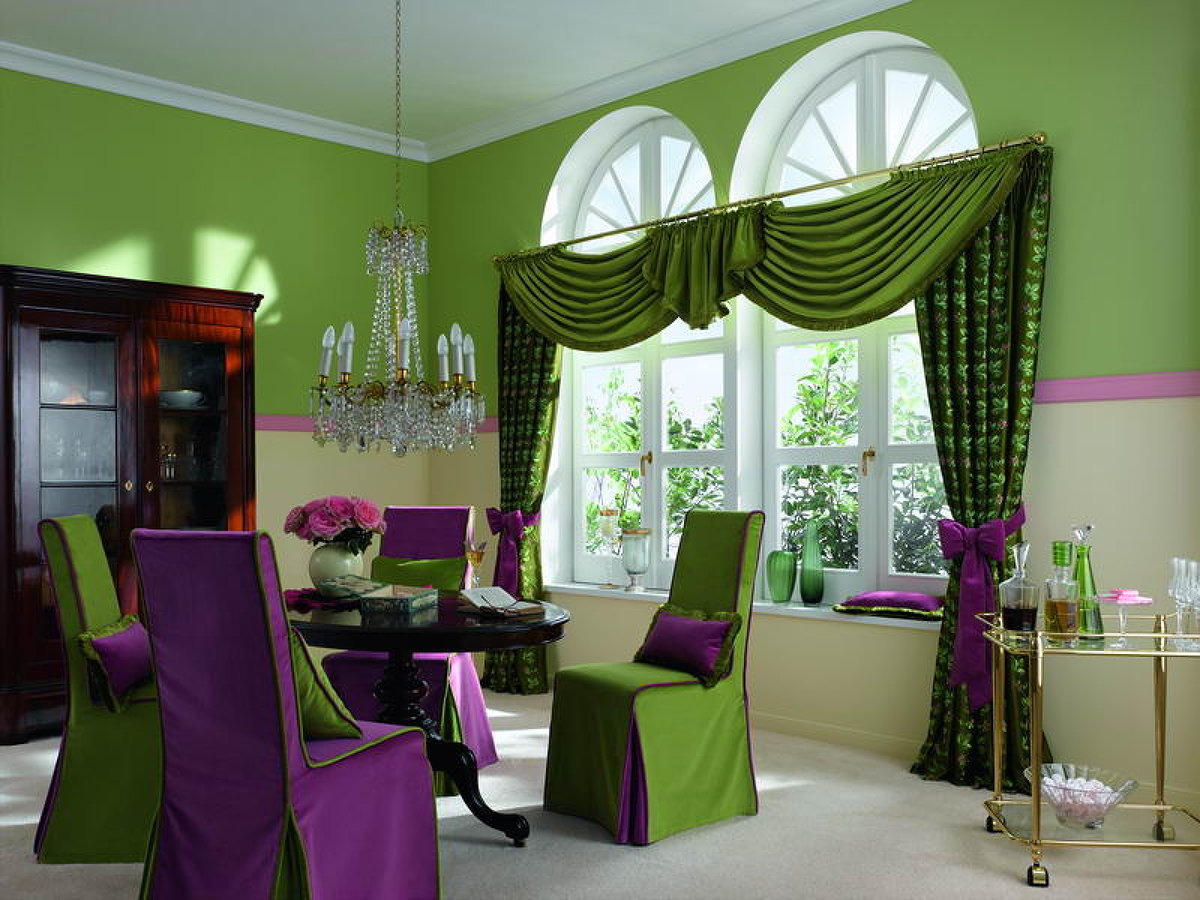 Conception de salon avec des rideaux vert foncé