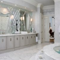 Salle de bain design avec grande baignoire