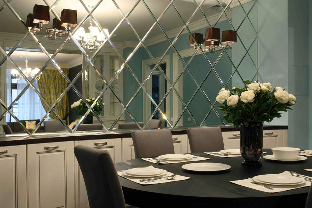Wall decoration in the dining area with mirror tiles