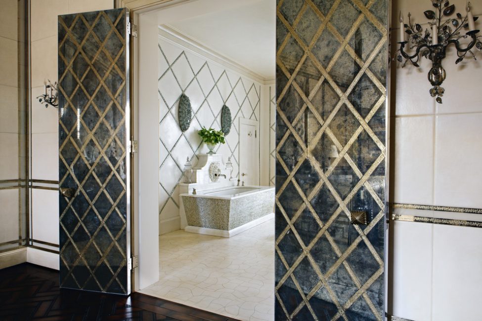 Portes battantes avec miroirs dans la salle de bain