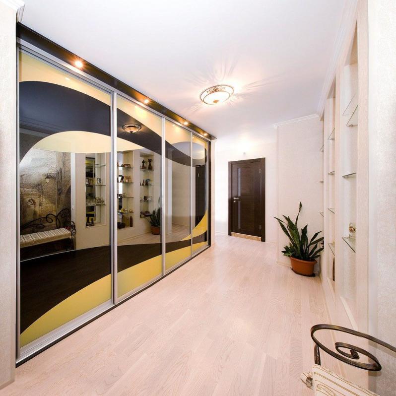 Armoire avec portes en miroir dans la conception du couloir