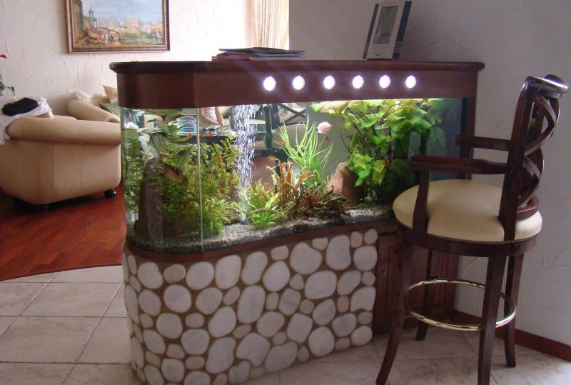 Aquarium sur un stand dans le salon d'un appartement en ville