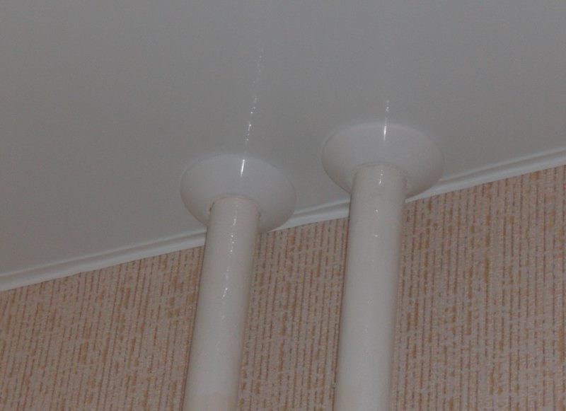 Anneaux décoratifs blancs sur des tuyaux de chauffage