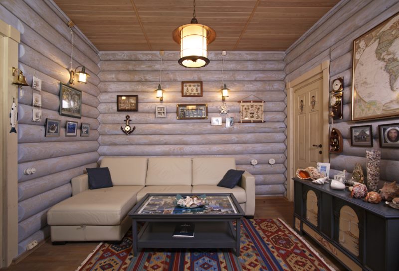 Canapé d'angle beige dans le salon avec murs en rondins