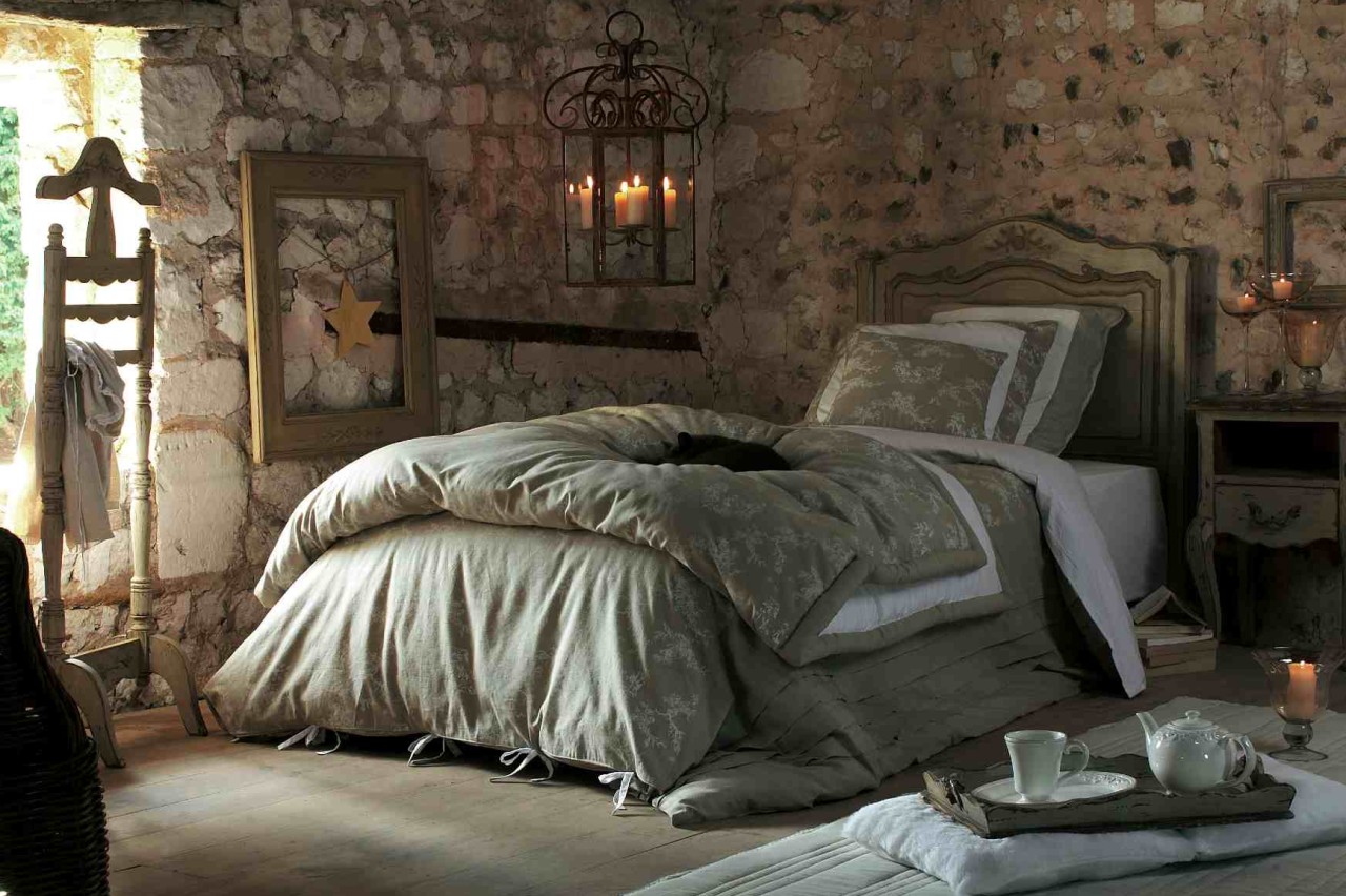Pareti di pietra in una camera da letto rustica