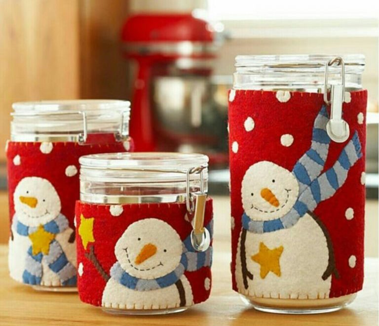 Snowmen made of felt on the sides of glass jars