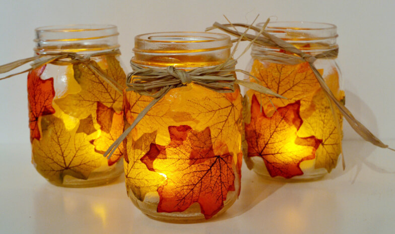 Decorating a glass jar with dry leaves