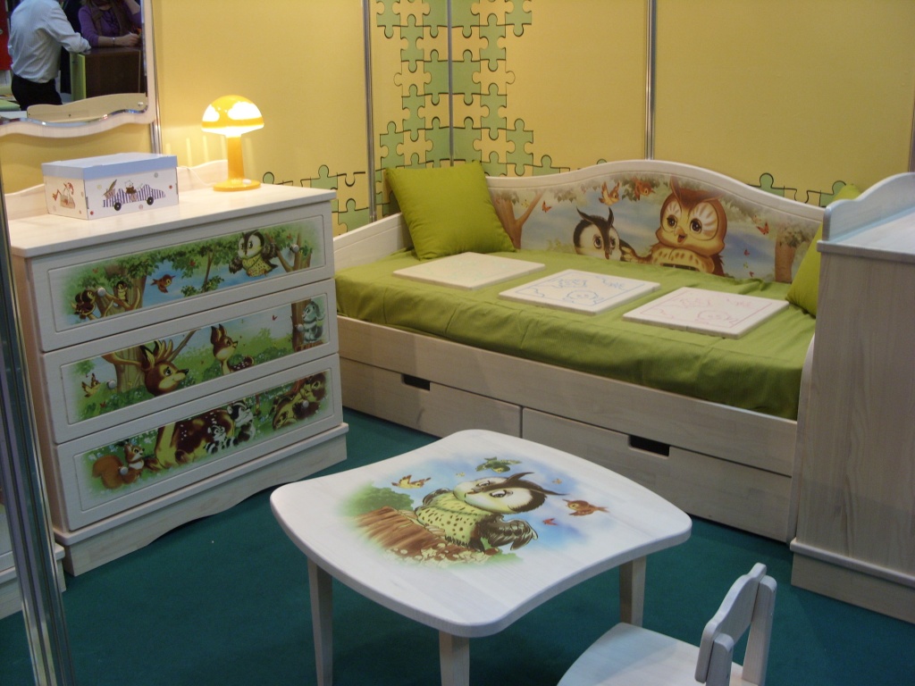 Do-it-yourself furniture decoration in the nursery