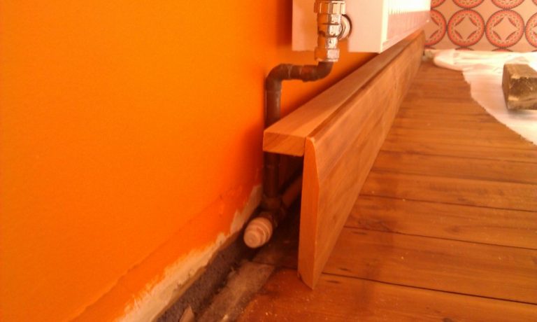 Masquage des tuyaux de chauffage dans une boîte en bois