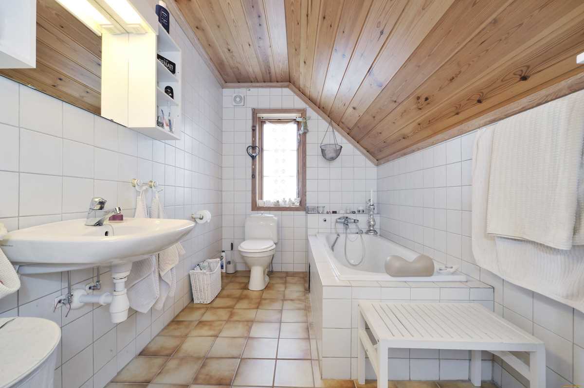 Wooden ceiling in the bathroom of a country house
