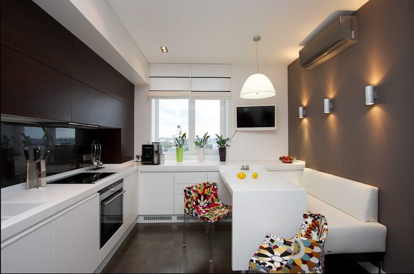 Intérieur de cuisine 14 m² avec canapé