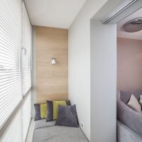 Interni in stile minimalista con balcone