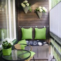 Cuscini verdi su una parete di legno