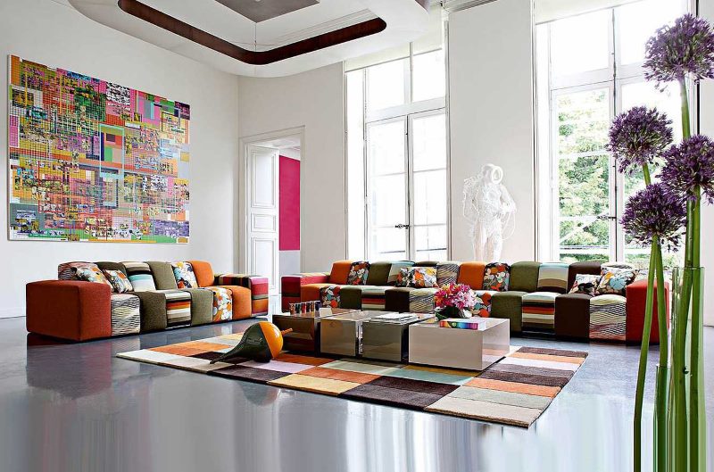 Avant-garde high-ceilinged living room