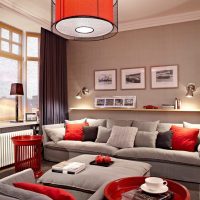 The combination of red and beige shades in the interior of the living room