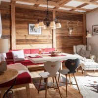 Il design del soggiorno nella casa di legno