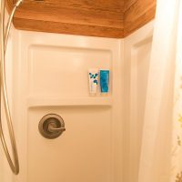 Cabine de douche dans une maison d'été