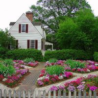Cvjetni kreveti u prednjem vrtu seoske kuće